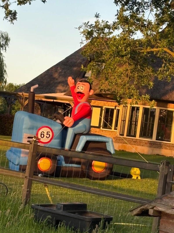 Opblaasbare Abraham op een blauwe Tractor 3,5m huren – omgeving Nijverdal