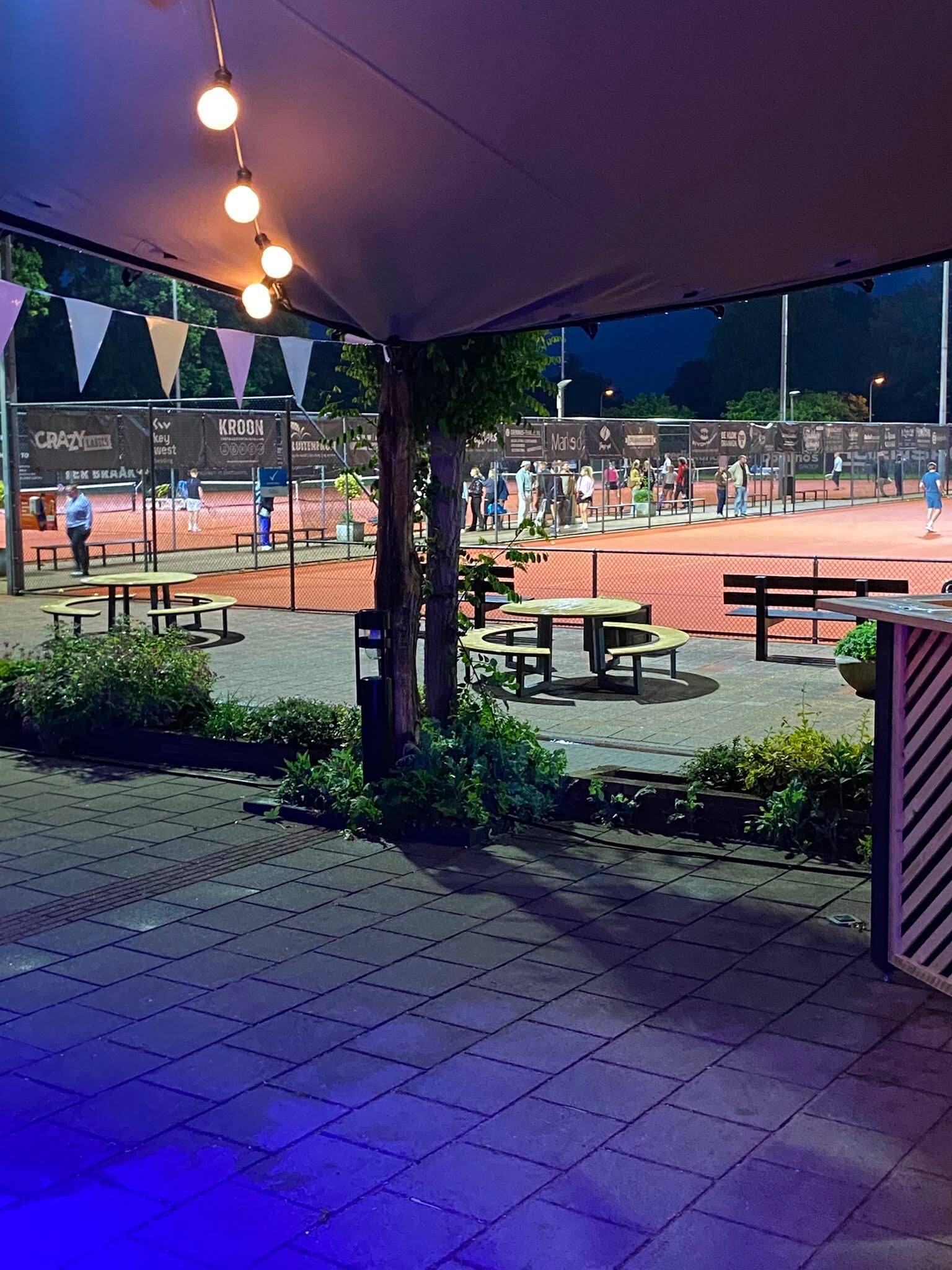 DJ tijdens tennistoernooi van TV Enschede