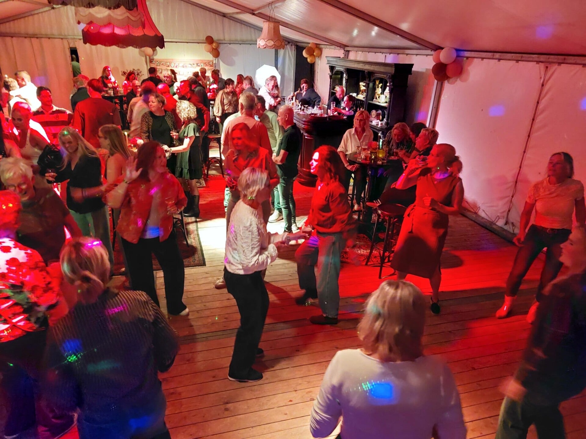 Sfeer tijdens een feestavond met DJ Marcel in Veeningen