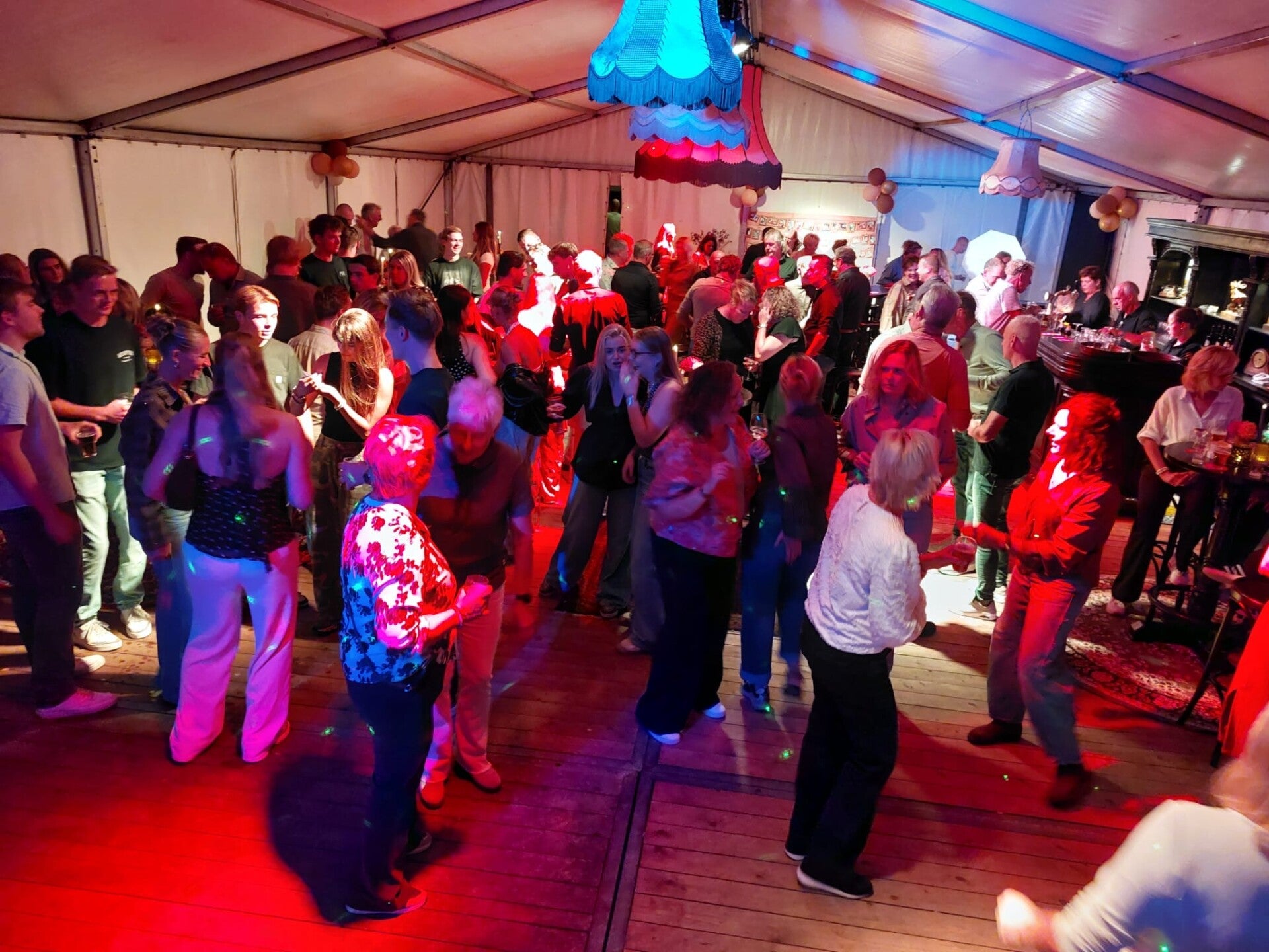 DJ Marcel tijdens een 25-jarig huwelijksfeest in een feesttent in Veeningen