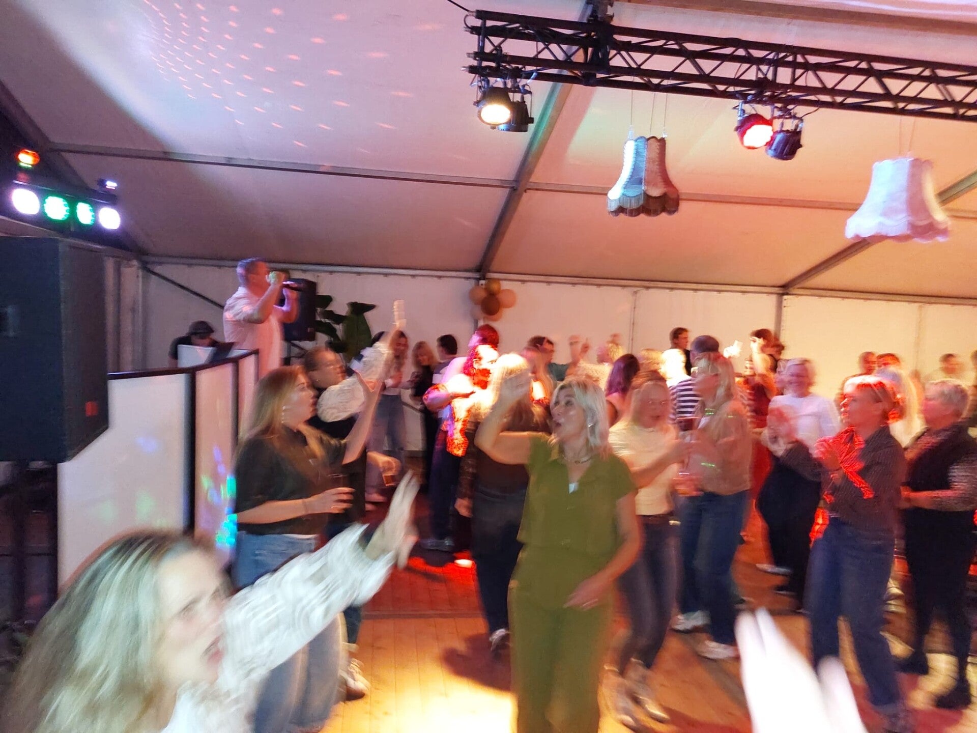 Feestavond in een tent achter het huis in Veeningen