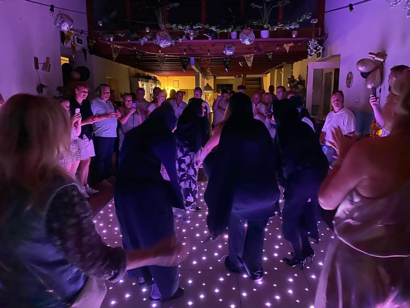 Verlichte dansvloer bij een DJ-feest van Anervo Entertainment