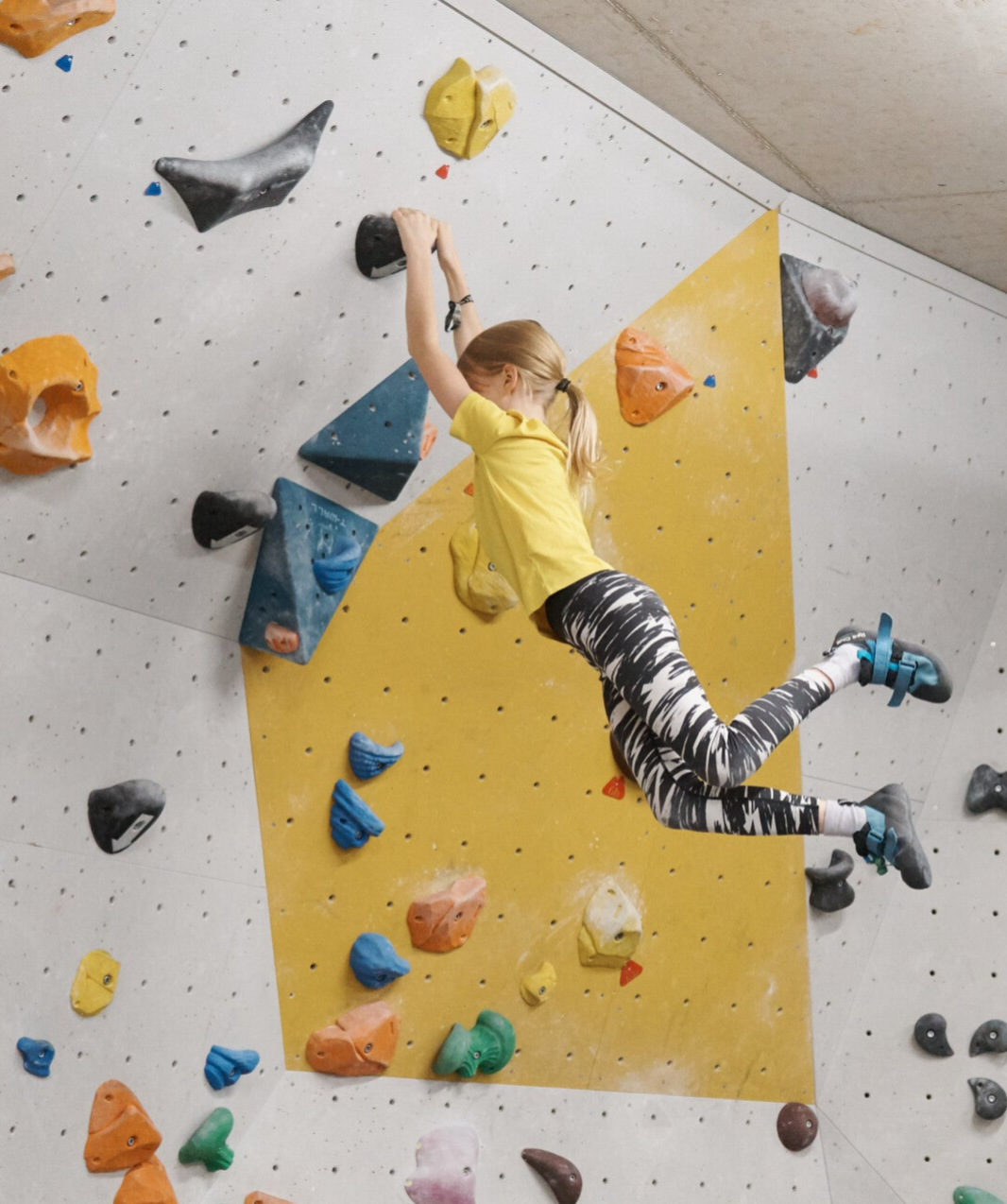 Person beim Bouldern