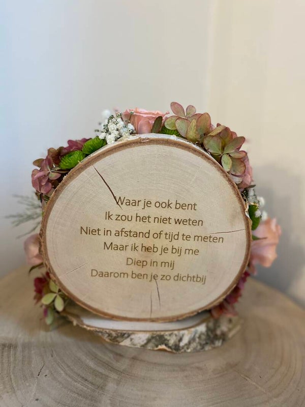 Boomschijf met tekst en zijde bloemen