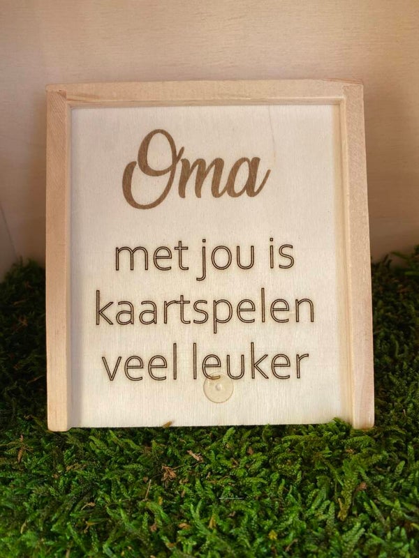 Kaartspel met dobbelstenen in houten kistje