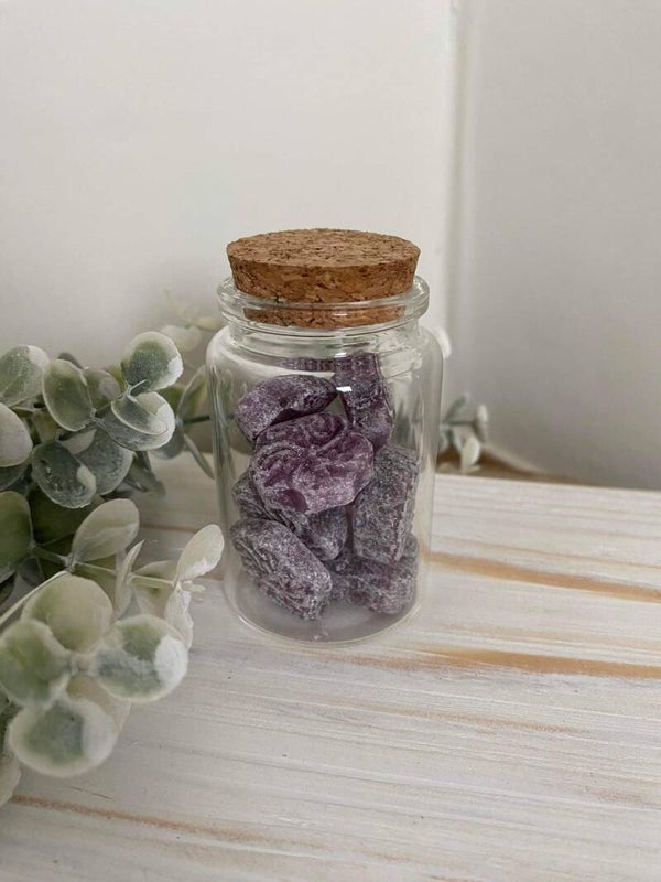 Glazen potjes gevuld met snoepjes