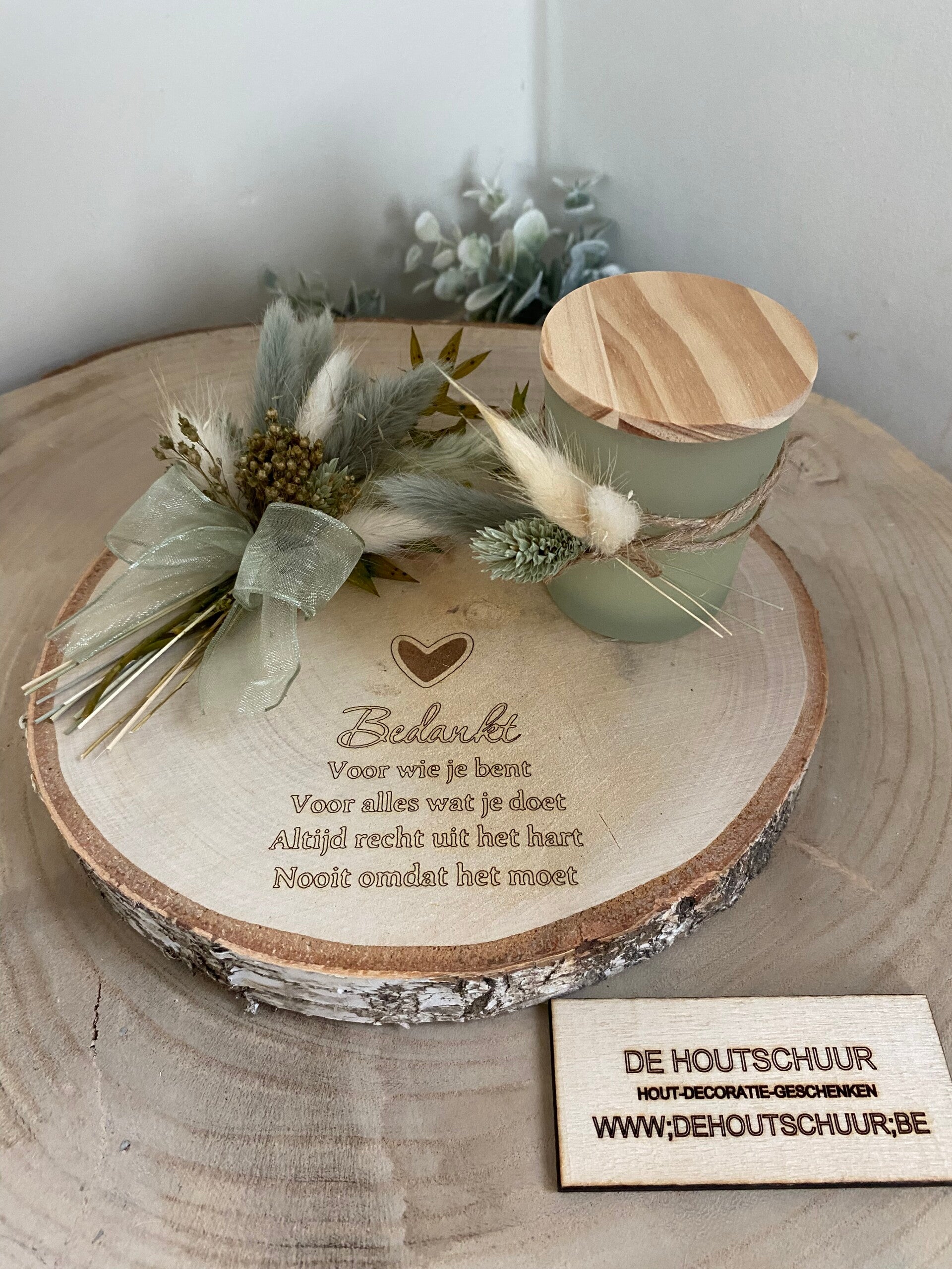 Houtschijf met accesoires en tekst