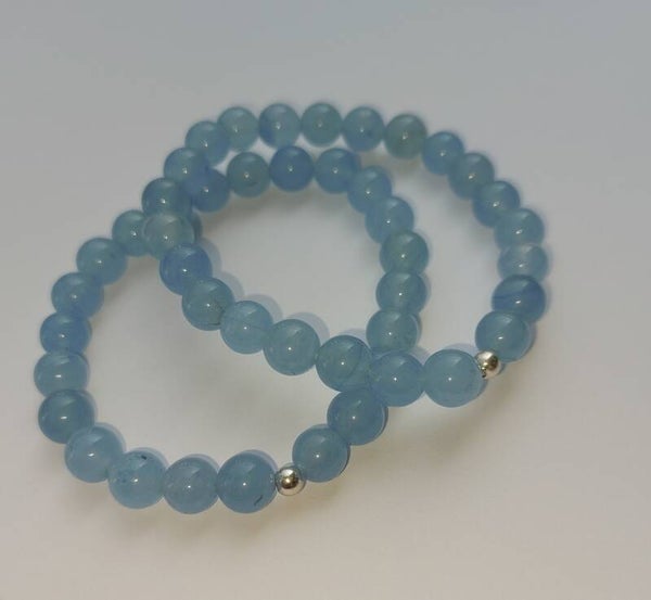 Aquamarijn armband 8 mm kralen met  een zilveren kraal  lichtblauw met zweem lila