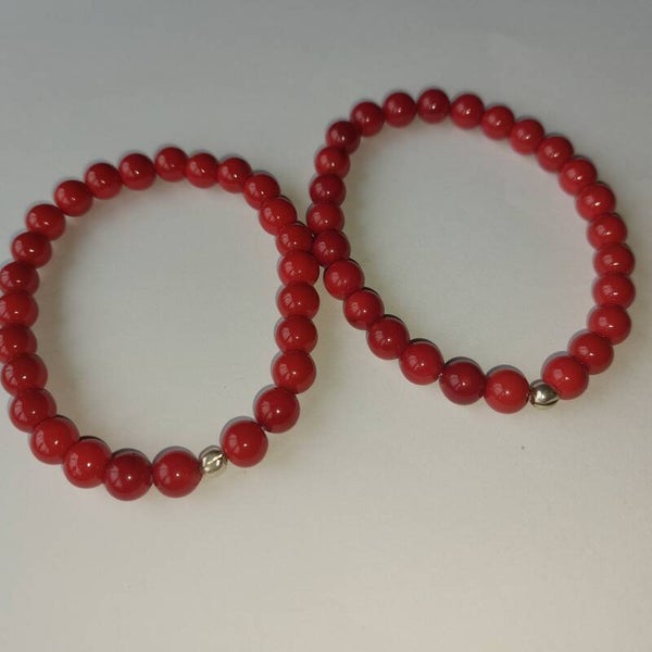 Rode koraal armband 8 mm kralen met een zilveren kraal