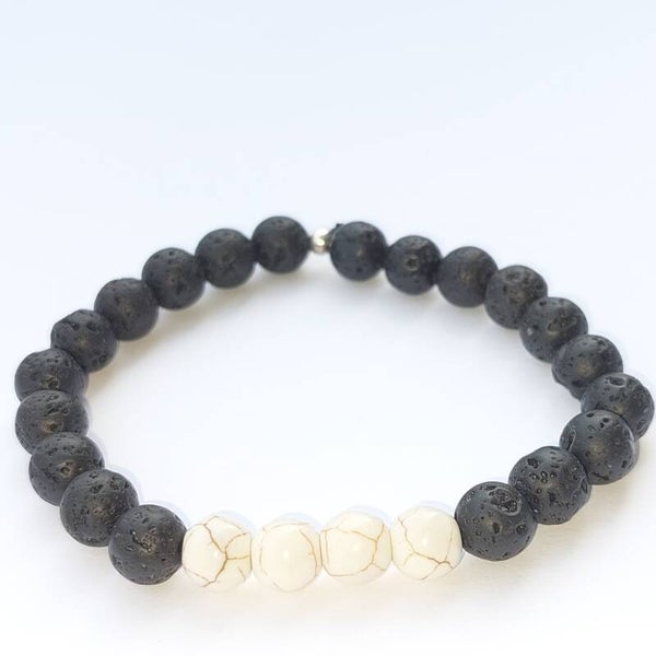 Lavasteen armband met centrepiece van howliet kralen en een zilveren kraal