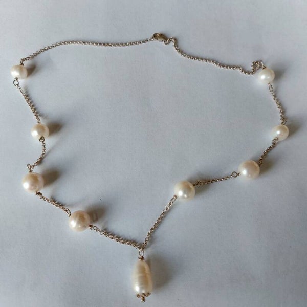 Zilveren ketting met grote parels en een druppel parel centrepiece