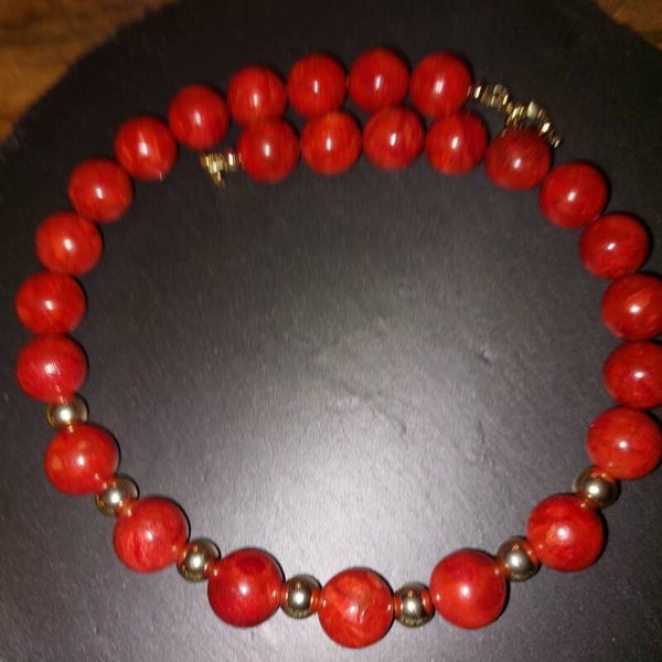 Rode koraal  ketting 15 mm kralen  met premium gold plated tussenkralen  en boeisluiting