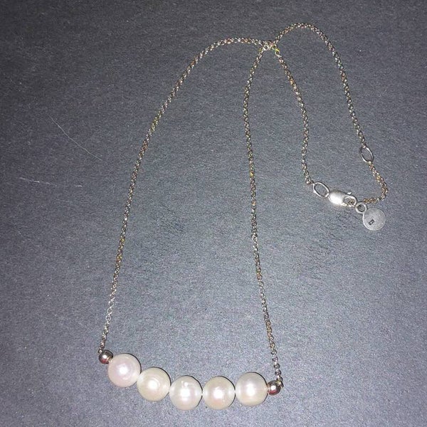 Grote parels centrepiece met zilveren ketting