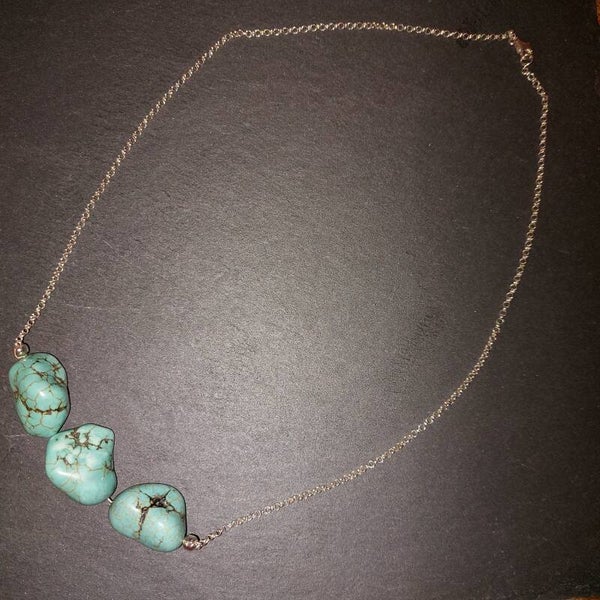 Turkoois centrepiece met zilveren ketting met kleine lobstersluiting