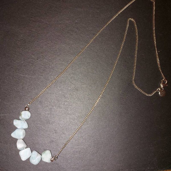 Zilveren ketting met Larimar splitkralen centrepiece