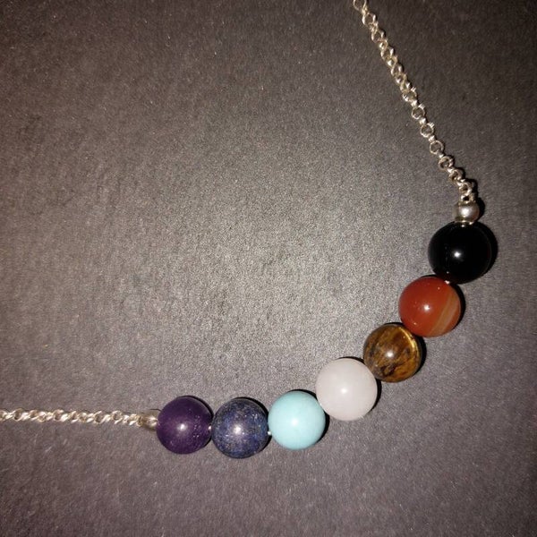 Chakra kralen centrepiece met zilveren ketting