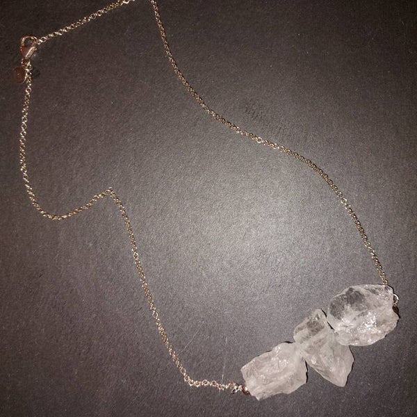 Bergkristal ruwe blokjes centrepiece met zilveren ketting