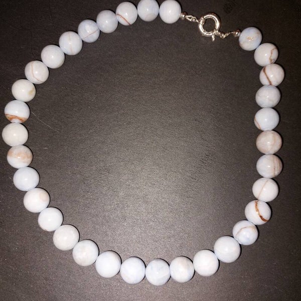 Chalcedoon ketting met 12 mm kralen en zilveren boeisluiting