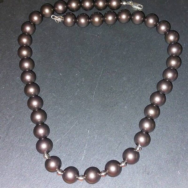 Bruine shell parelketting met zilveren 3 mm tussenkralen