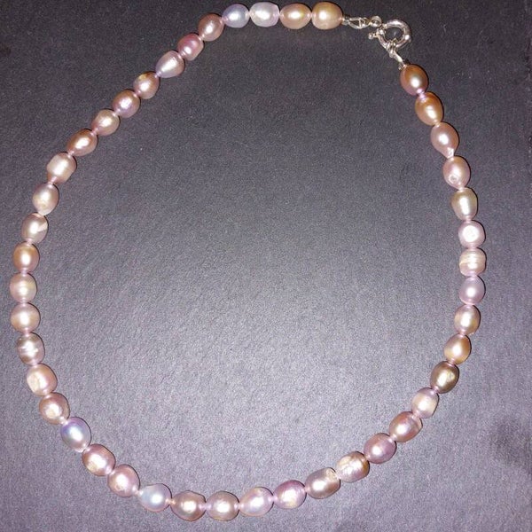 Parelketting met abrikoosroze  parels en boeisluiting