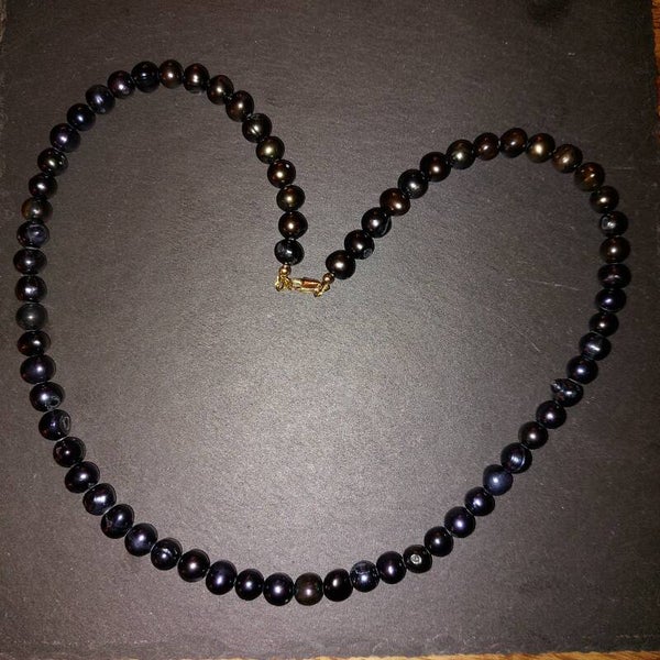 Donkergrijze top geboorde parelketting