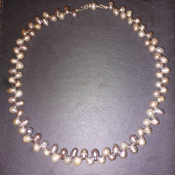 Parelketting met grijze topgeboorde parels en lobstersluiting