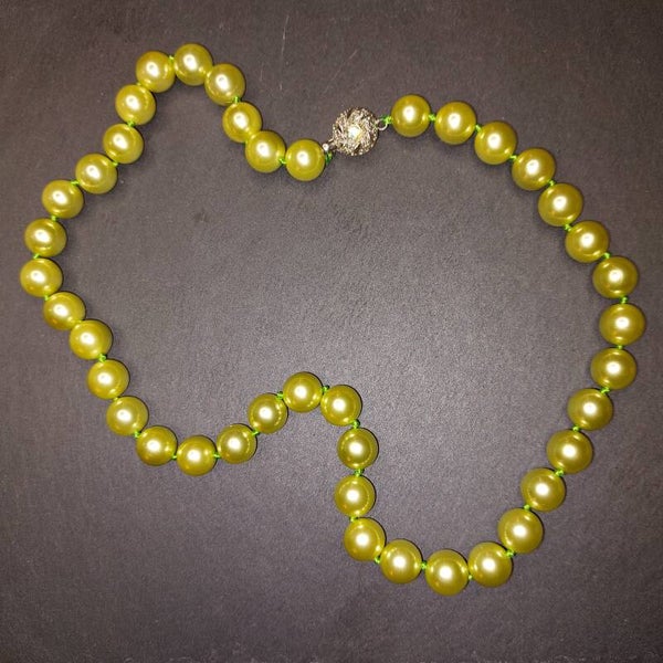 Limegroene shell parelketting met zilverkleurige sluiting
