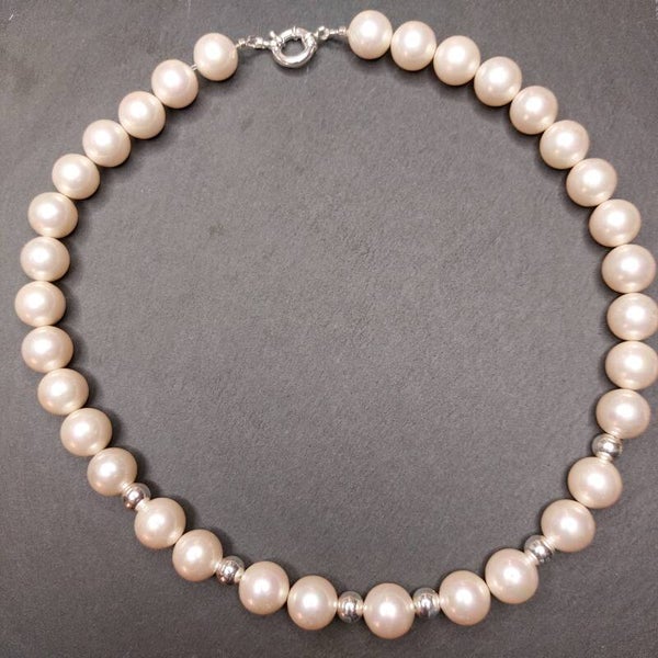 Witte Shellparel ketting met zilveren tussenkralen en boeisluiting