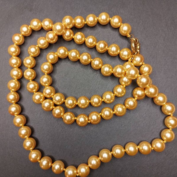 Goudkleurige shell parelketting met goudkleurige sluiting