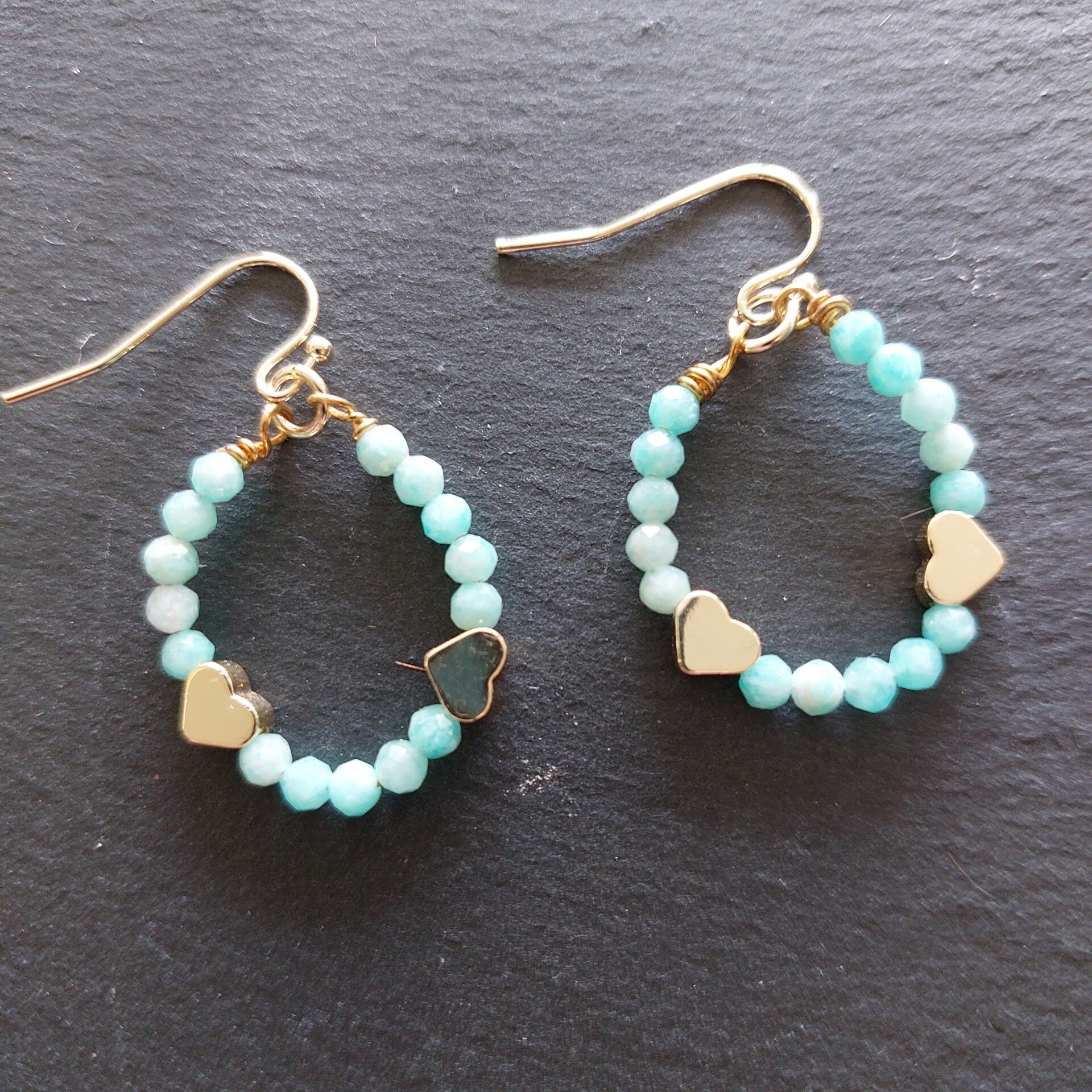 Amazoniet oorbellen, rond met gold plated hartjes met vermeil oorhaakjes