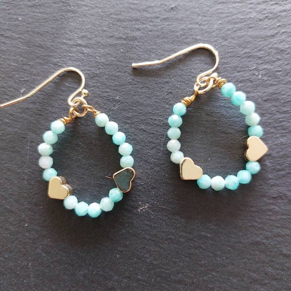 Amazoniet oorbellen, rond met gold plated hartjes met vermeil oorhaakjes