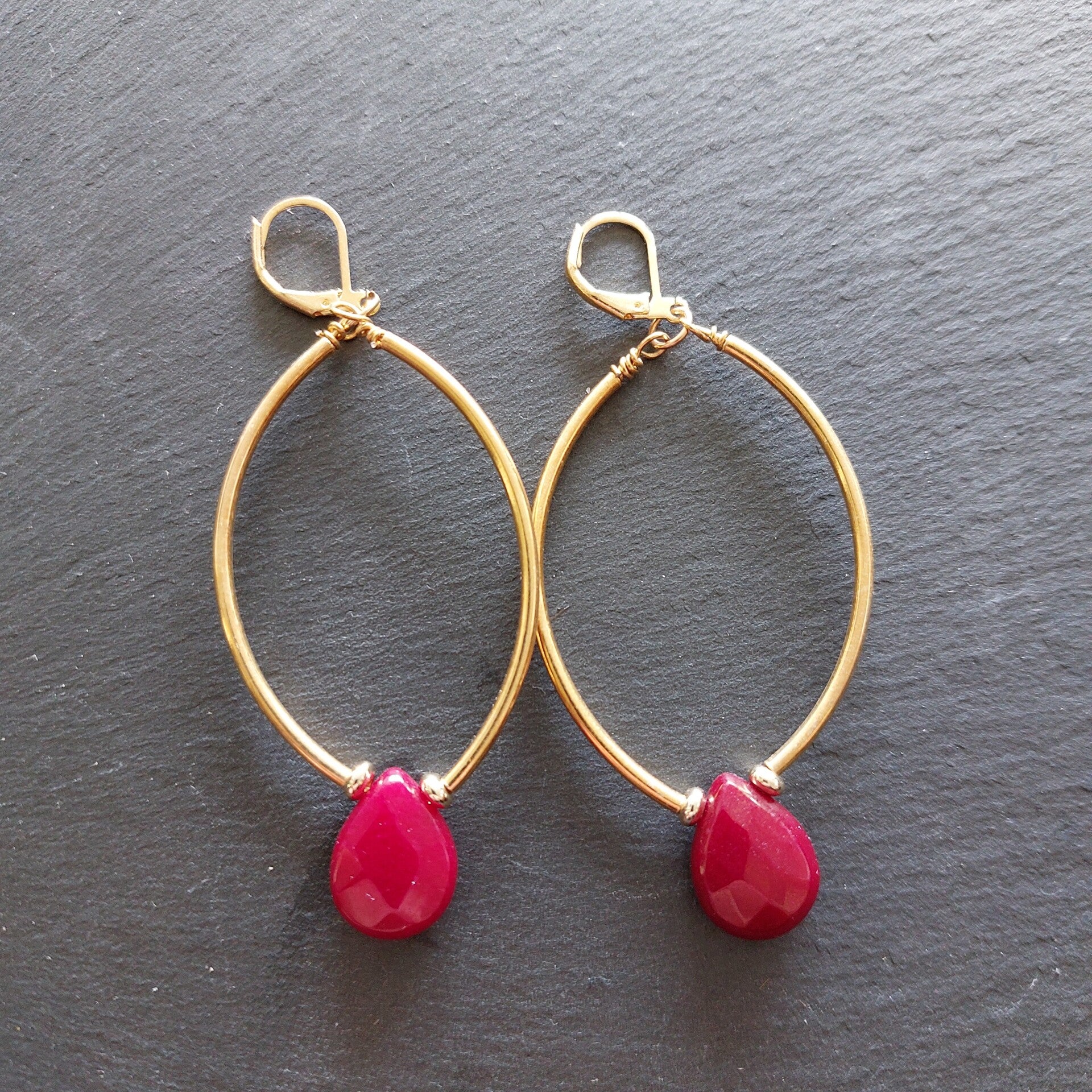 Grote gold plated oorbellen met rode agaat druppels