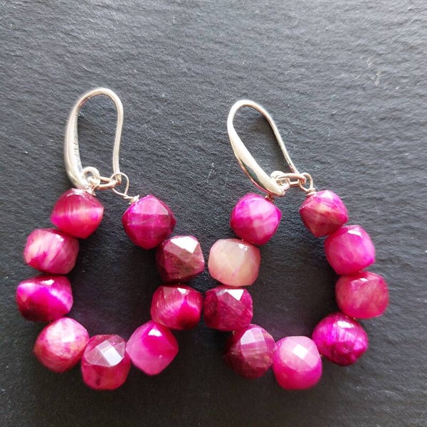 Fuchsia tijgeroog ronde oorbellen met zilveren oorhaakjes