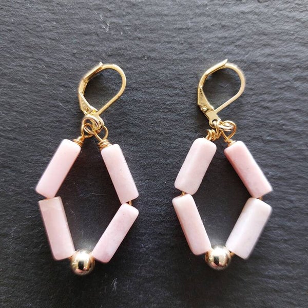 Roze opaal oorbellen met premium gold plated tussenkraal en vermeil gesloten oorhaakjes