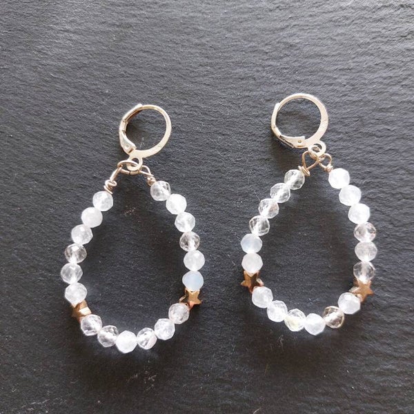 Druppelvormige hanger van bergkristal met sterretjes met zilveren oorhaakjes