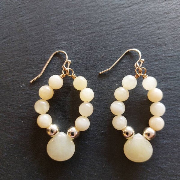 Gele calciet oorbellen met gold plated tussenkralen