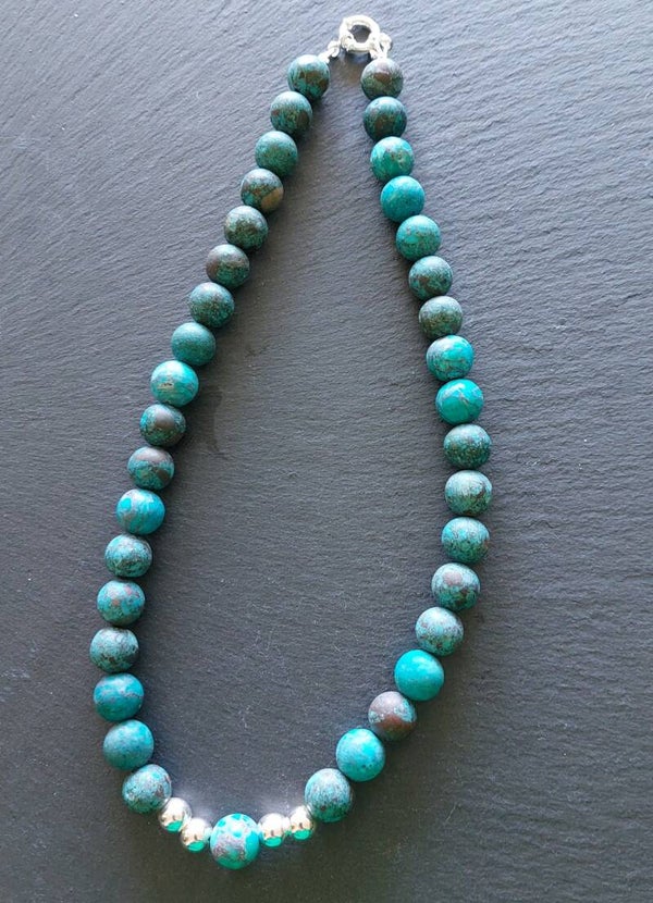 African Turkoois ketting met zilveren tussenkralen en boeisluiting