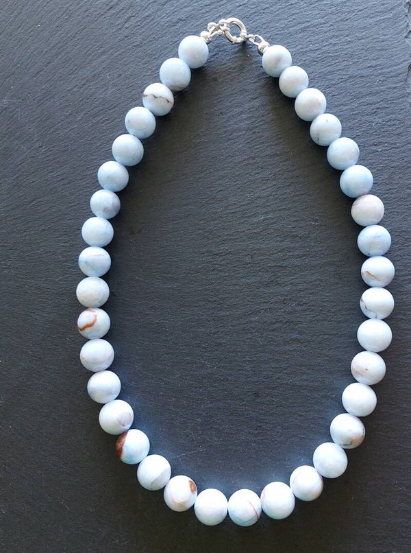 Chalcedoon ketting met 12 mm kralen en zilveren boeisluiting