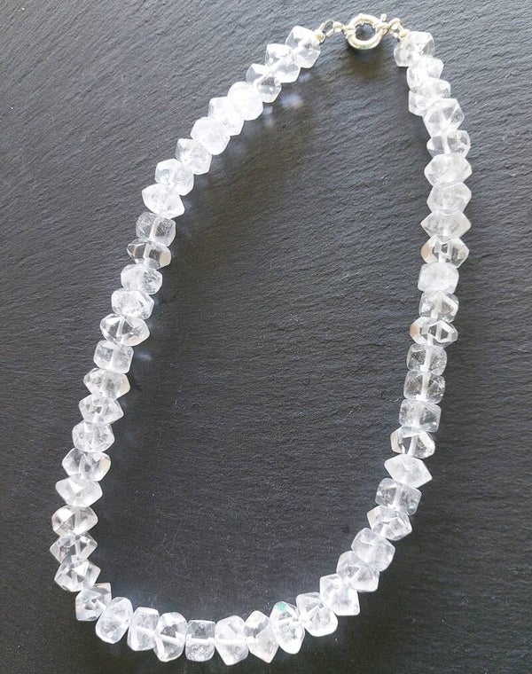 Bergkristal ketting met facet kralen  8x10 x 14 mm met zilveren boeisluiting