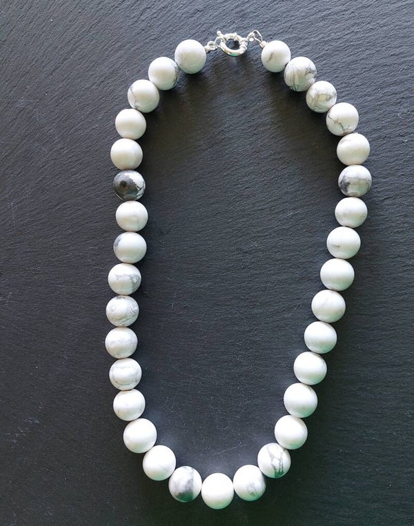Howliet ketting 12 mm kralen met zilveren boeisluiting