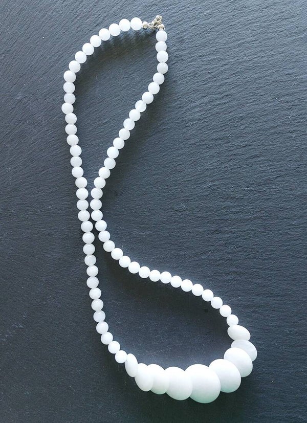 Witte jade ketting met 8 mm en een centrepiece van 10 mm met zilveren tussenkralen met lobstersluiting