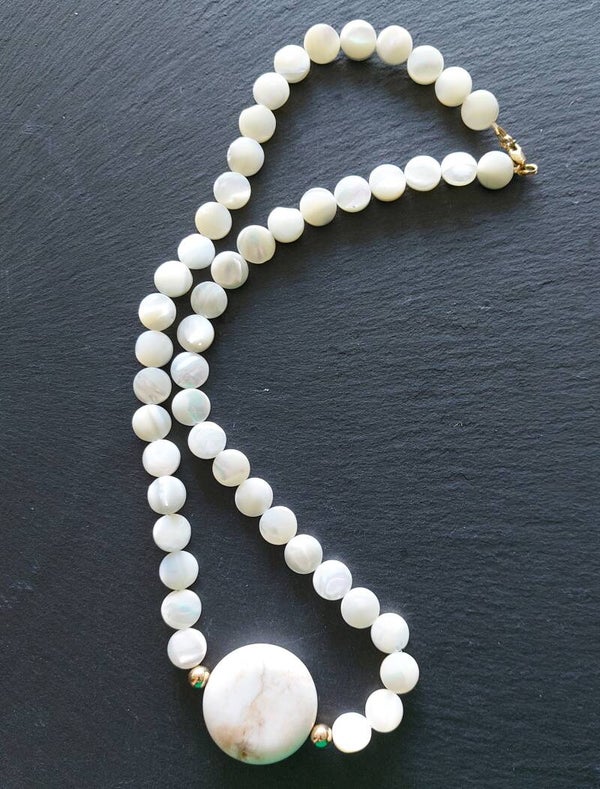 Parelmoer ketting met grote ronde agaat steen met vermeil tussenkralen en lobstersluiting