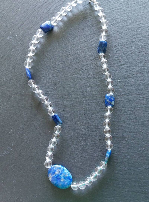 Bergkristal ketting met tussenkralen van Lapis Lazuli en een centrepiece van Lapis Lazuli 3 cm