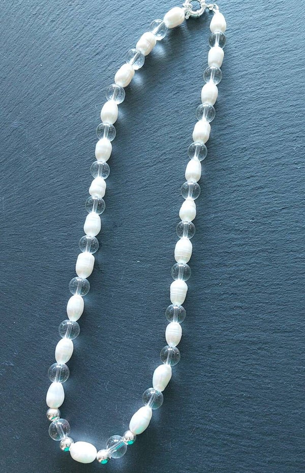 Bergkristal met parel  ketting en zilveren boeisluiting