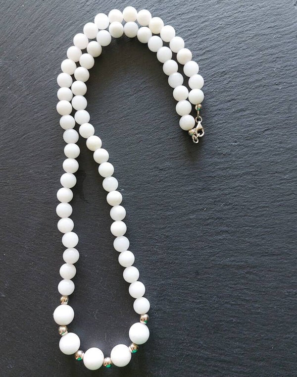 Witte jade ketting met 8 mm en 10 mm en zilveren kralen als centrepiece met lobstersluiting