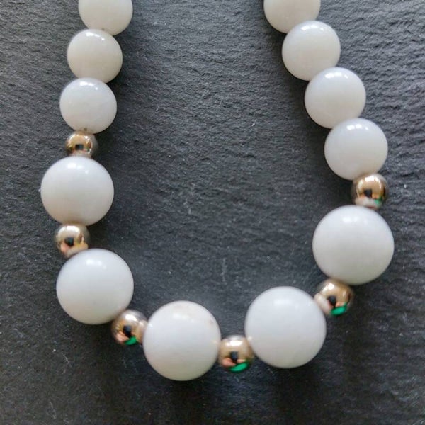 Witte jade ketting met ronde  en ovale 8mm kralen en 6 x 5mm zilveren tussenkralen en lobstersluiting