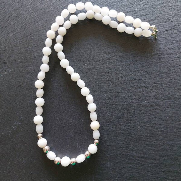 Witte jade ketting met 8 mm ovale 10 mm kralen met zilveren tussenkralen met lobstersluiting