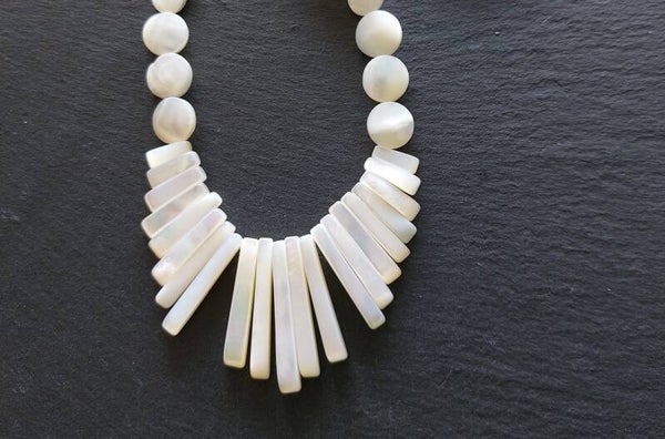 Parelmoerketting met een centrepiece van parelmoer pegels