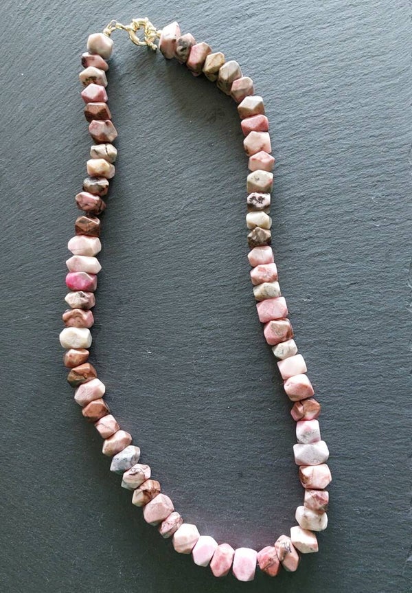 Rhodoniet ketting met freeform kralen met gold plated boeisluiting