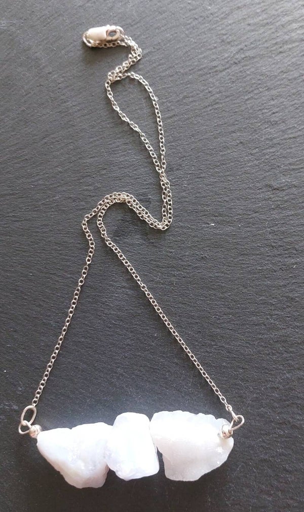 Ruwe Chalcedoon centrepiece met zilveren ketting